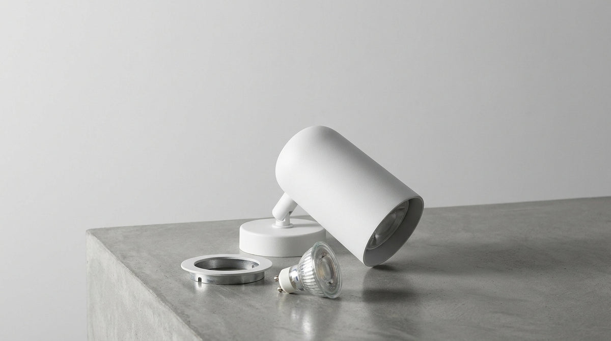 change adjustable spotlight bulb