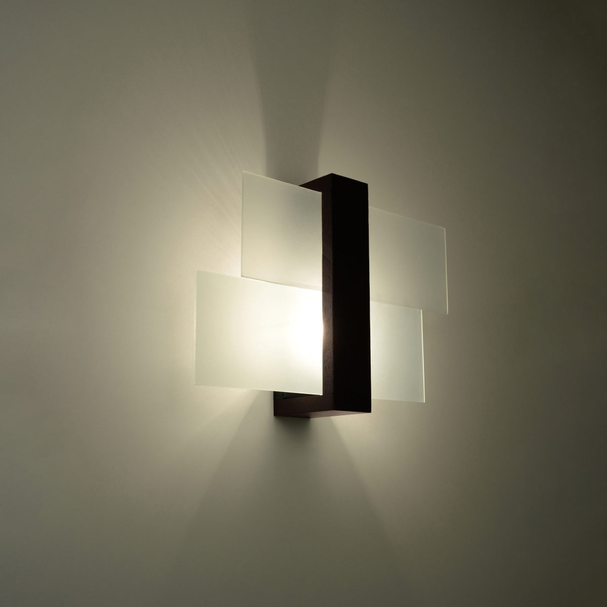 Vue rapprochée du luminaire éclairé dans une ambiance tamisée et chaleureuse