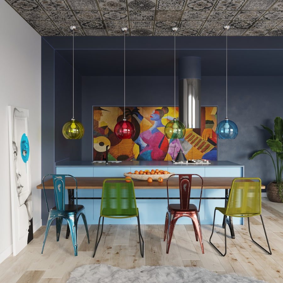 Mise en ambiance colorée dans une cuisine avec plusieurs suspensions boules.
