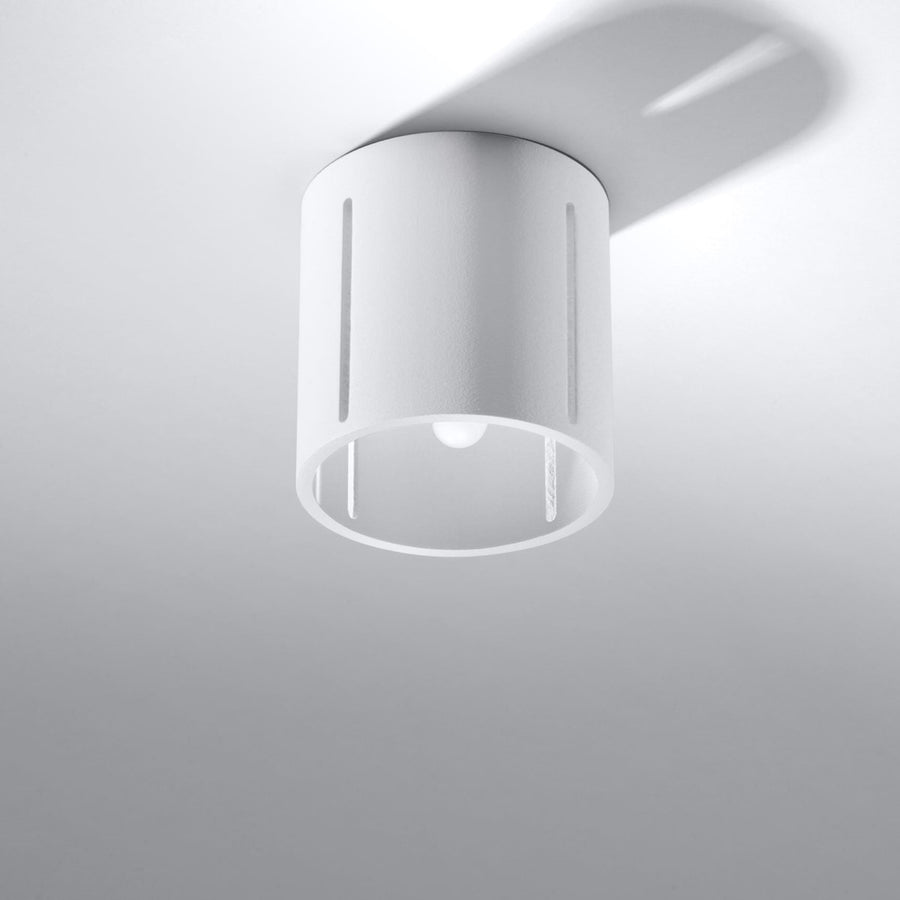 Plafonnier blanc installé au plafond, vue en perspective montrant le support