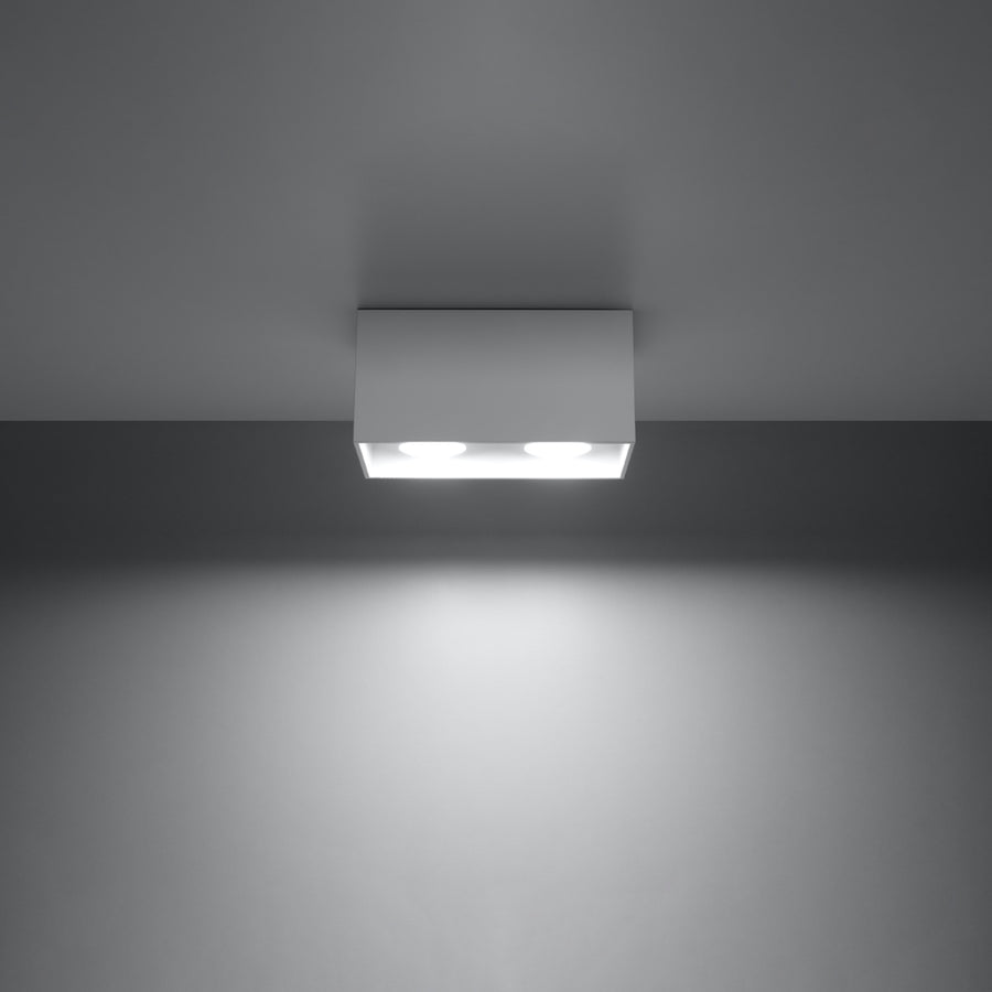 Plafonnier rectangulaire installé au plafond, éclairant une pièce sombre de sa lumière.
