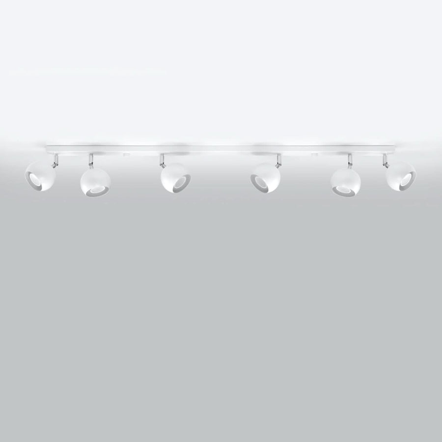 Vue en plongée du luminaire fixé au plafond, six projecteurs allumés éclairant la pièce.