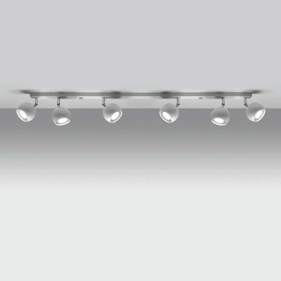 Détail des spots lumineux orientables montrant la lumière diffusée vers le bas depuis le plafond.