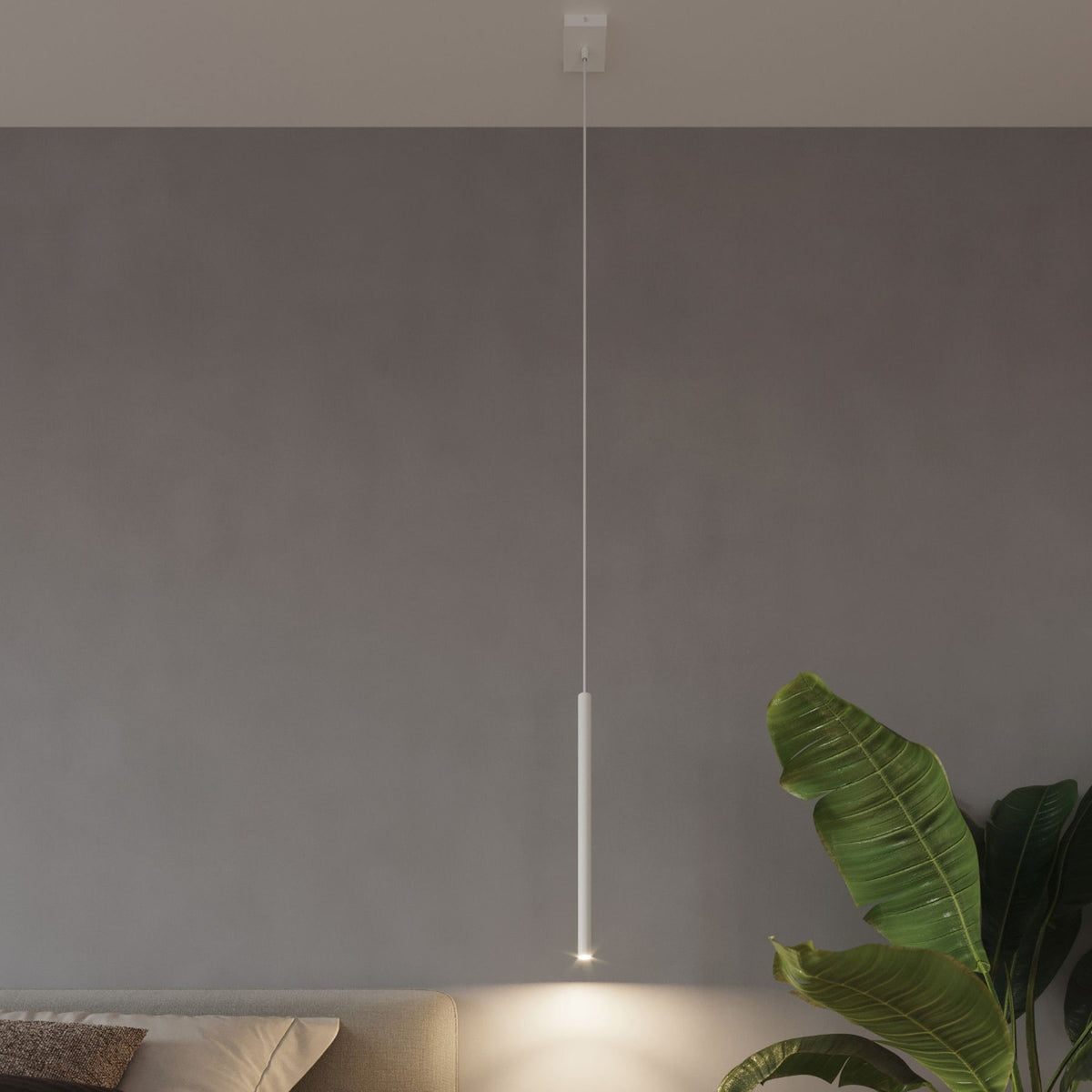 Ambiance intérieure, suspension éclairée au-dessus d'un canapé avec plante verte