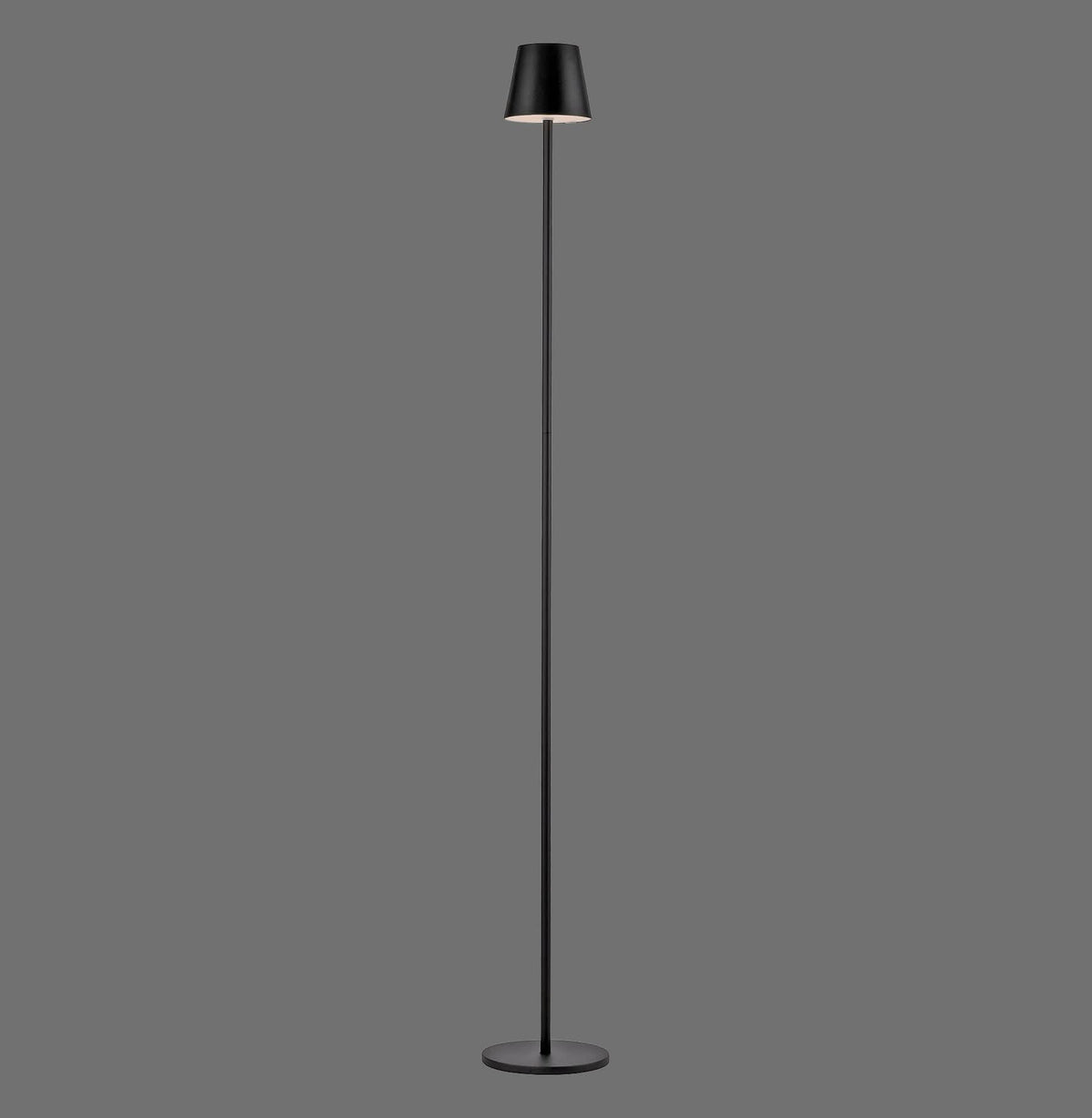 Lampadaire noir de face sur fond gris, pied rond et abat-jour conique.