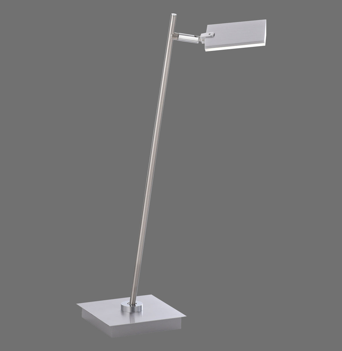 Lampe à poser en aluminium brossé, socle carré et tête rectangulaire orientable, fond gris neutre.