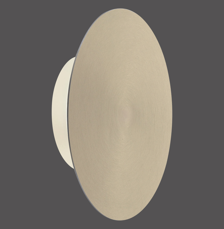 Vue de profil de l'applique ronde en laiton brossé sur fond gris anthracite