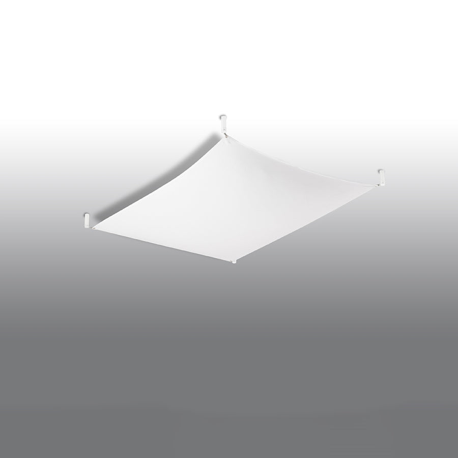 Vue en situation du luminaire blanc fixé au plafond sur fond gris dégradé.