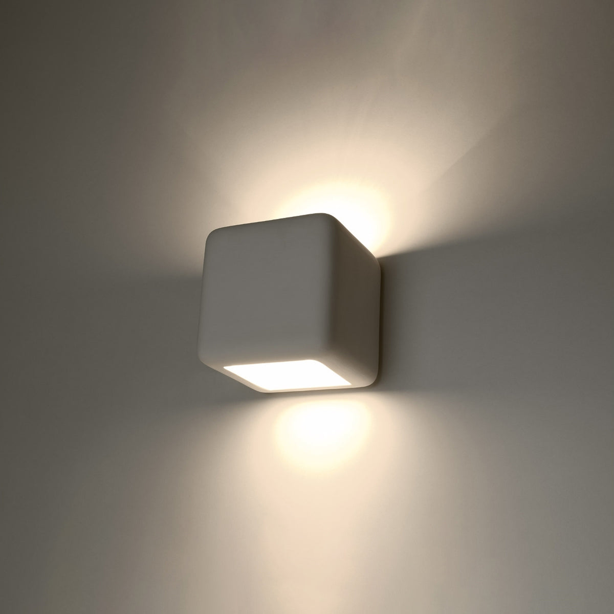 Mise en ambiance nocturne, halo lumineux chaud diffusé vers le haut et le bas