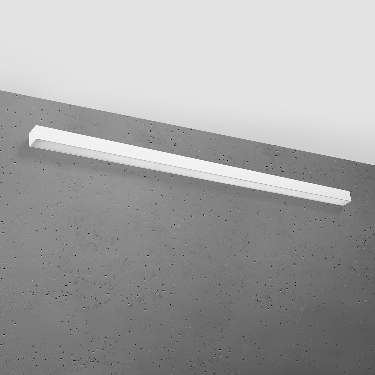 Luminaire fixé horizontalement sur un mur béton gris, éclairage éteint