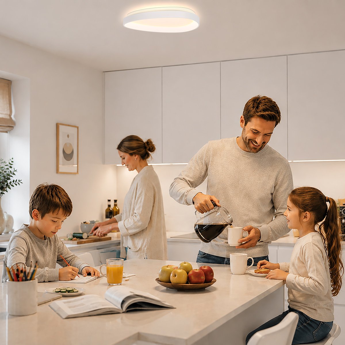 Mise en ambiance cuisine familiale, plafonnier allumé au-dessus du plan de travail