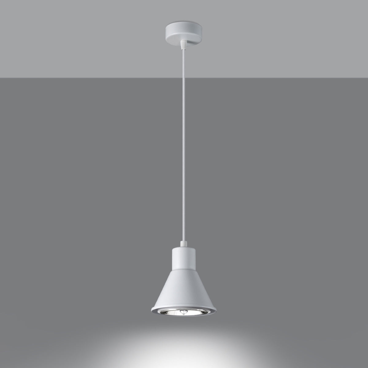 Luminaire suspendu allumé, halo lumineux projeté vers le bas sur fond gris.