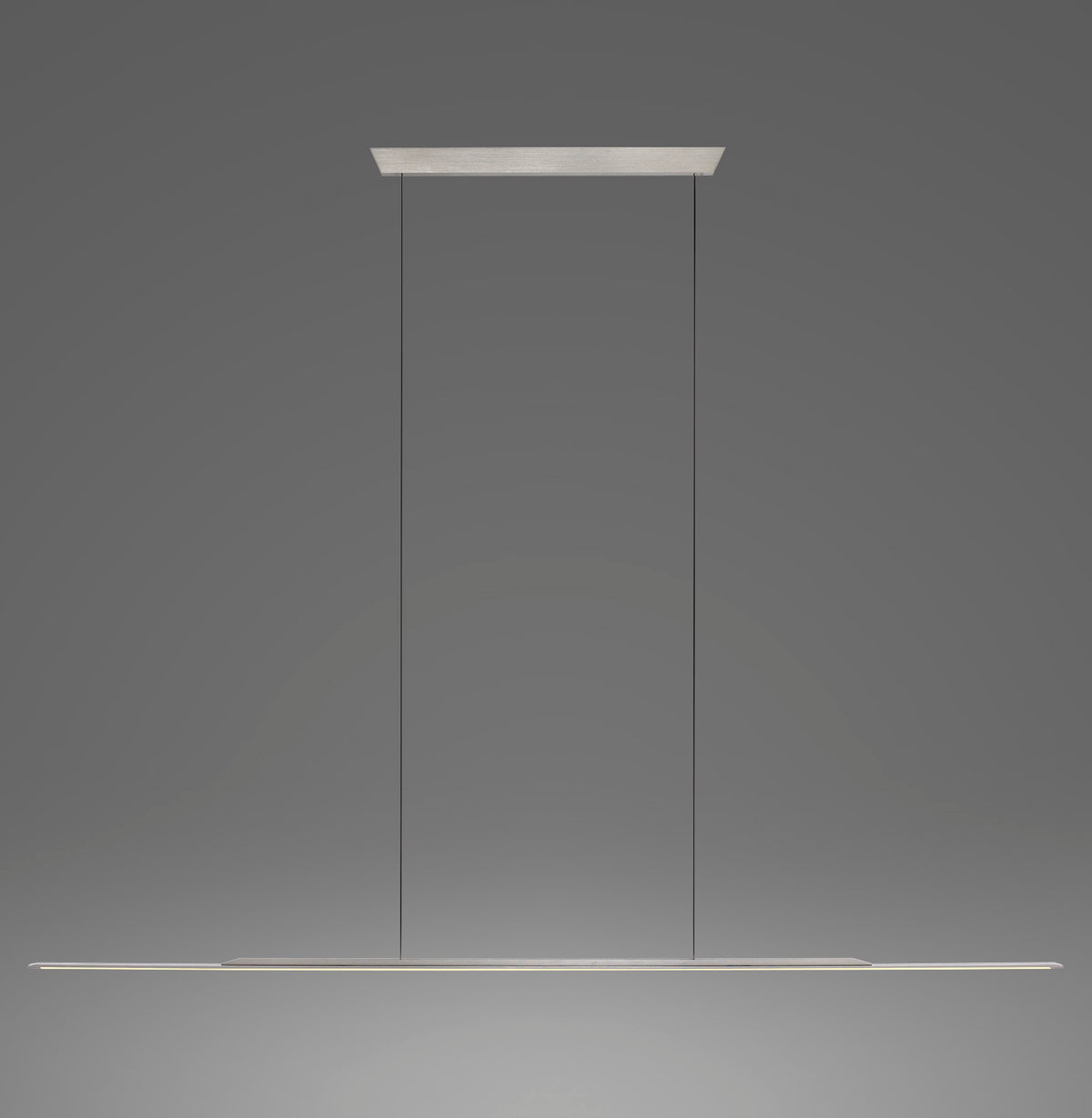 Suspension linéaire grise de face sur fond anthracite, deux câbles fins et platine