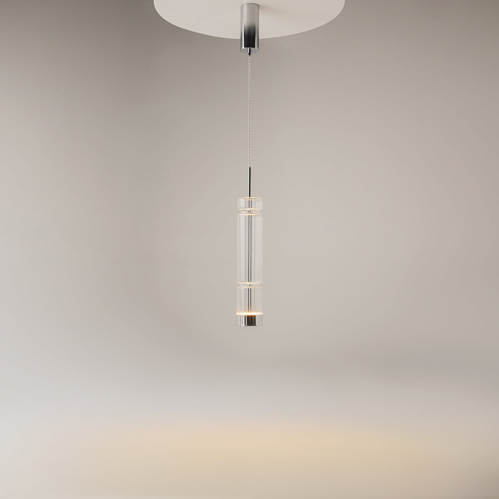 Suspension installée au plafond, halo de lumière chaude dans une pièce