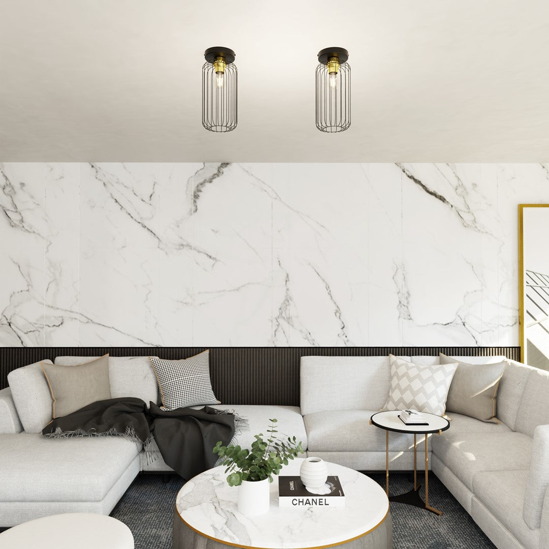 Salon contemporain avec deux plafonniers noirs et dorés fixés au plafond au-dessus du canapé