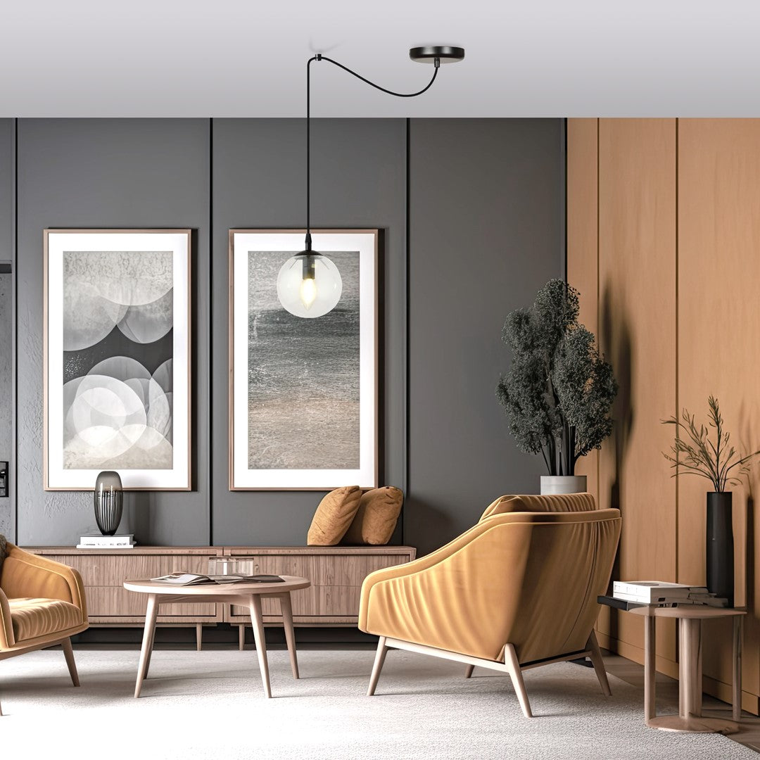 Mise en ambiance dans un salon moderne avec mur gris, fauteuils jaunes et décoration.