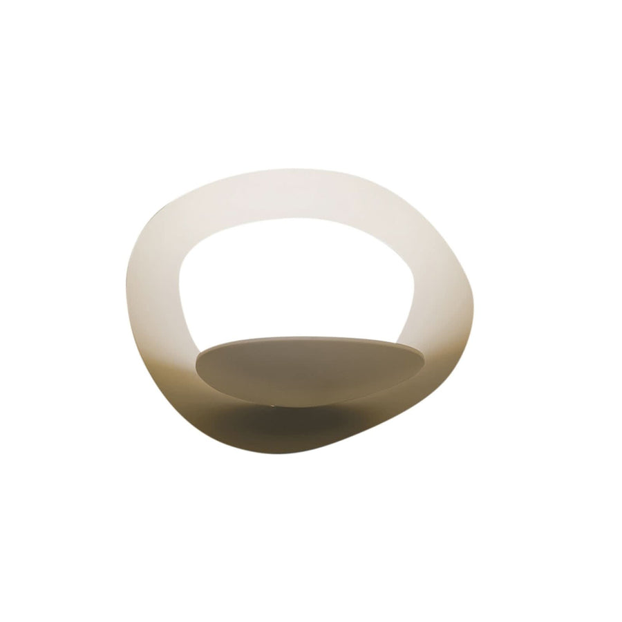 Vue de face du luminaire isolé sur fond blanc, anneau doré asymétrique.