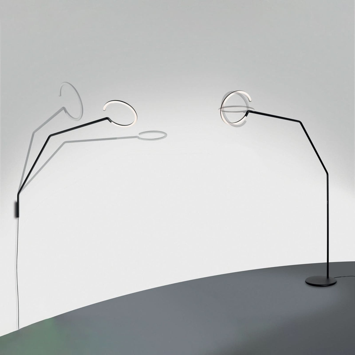 Scène d’ambiance comparant applique murale et lampe sur pied dans un intérieur clair