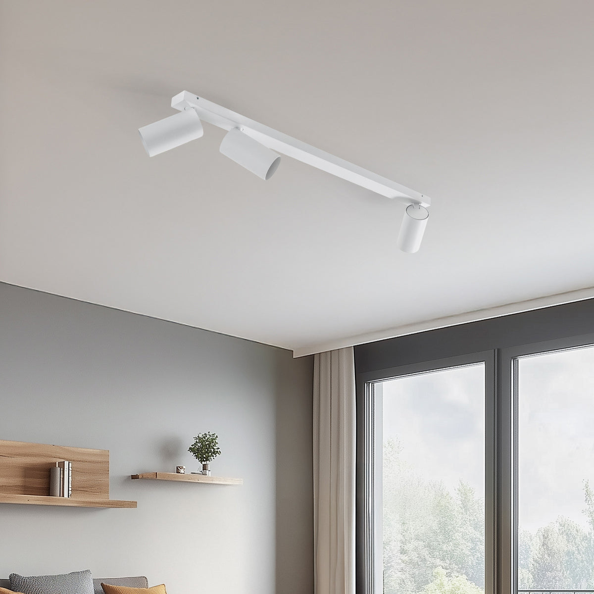 Même luminaire blanc sur plafond, spots éteints, pièce éclairée par la fenêtre et étagères.