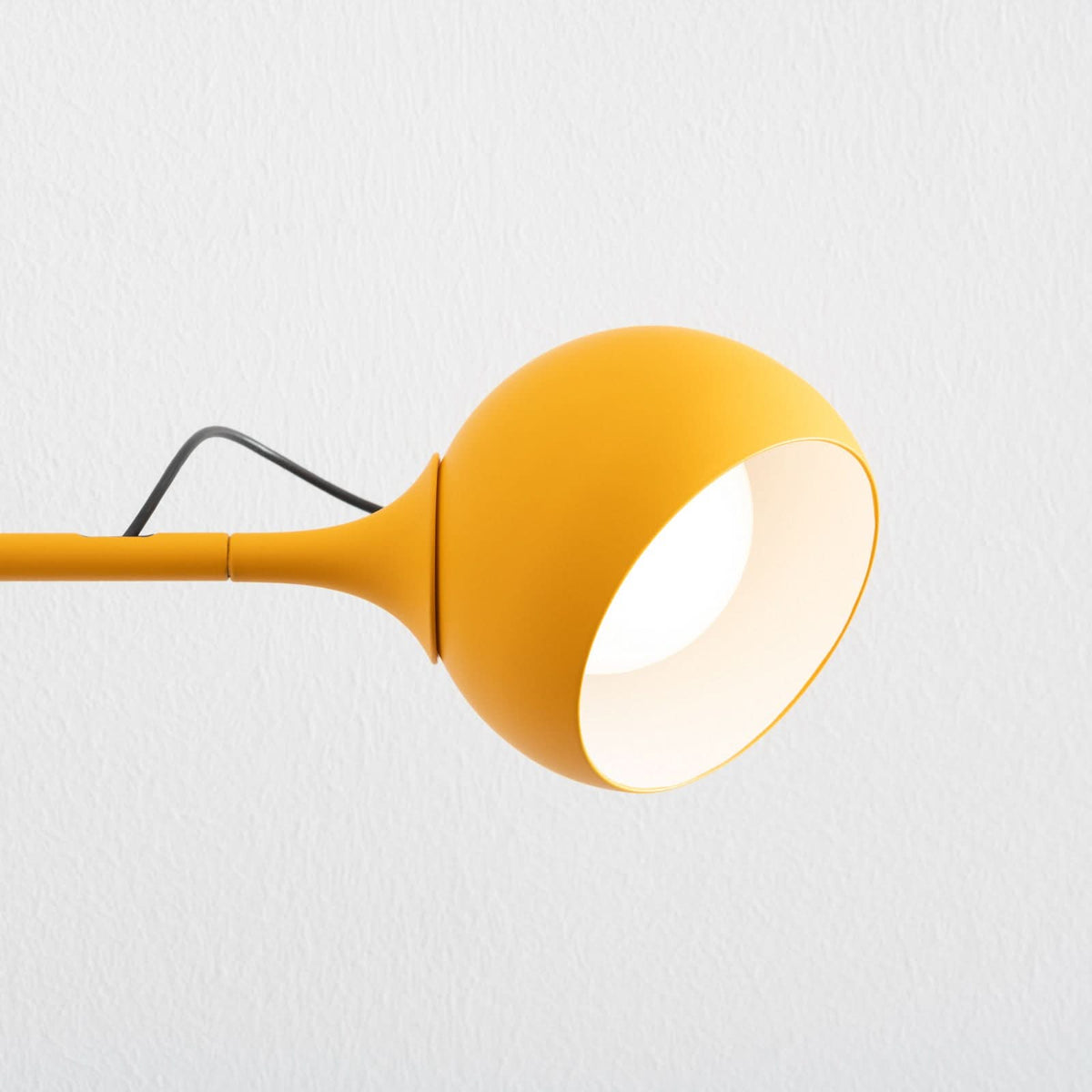 Détail de l'abat-jour rond jaune et de sa coupelle intérieure blanche lumineuse