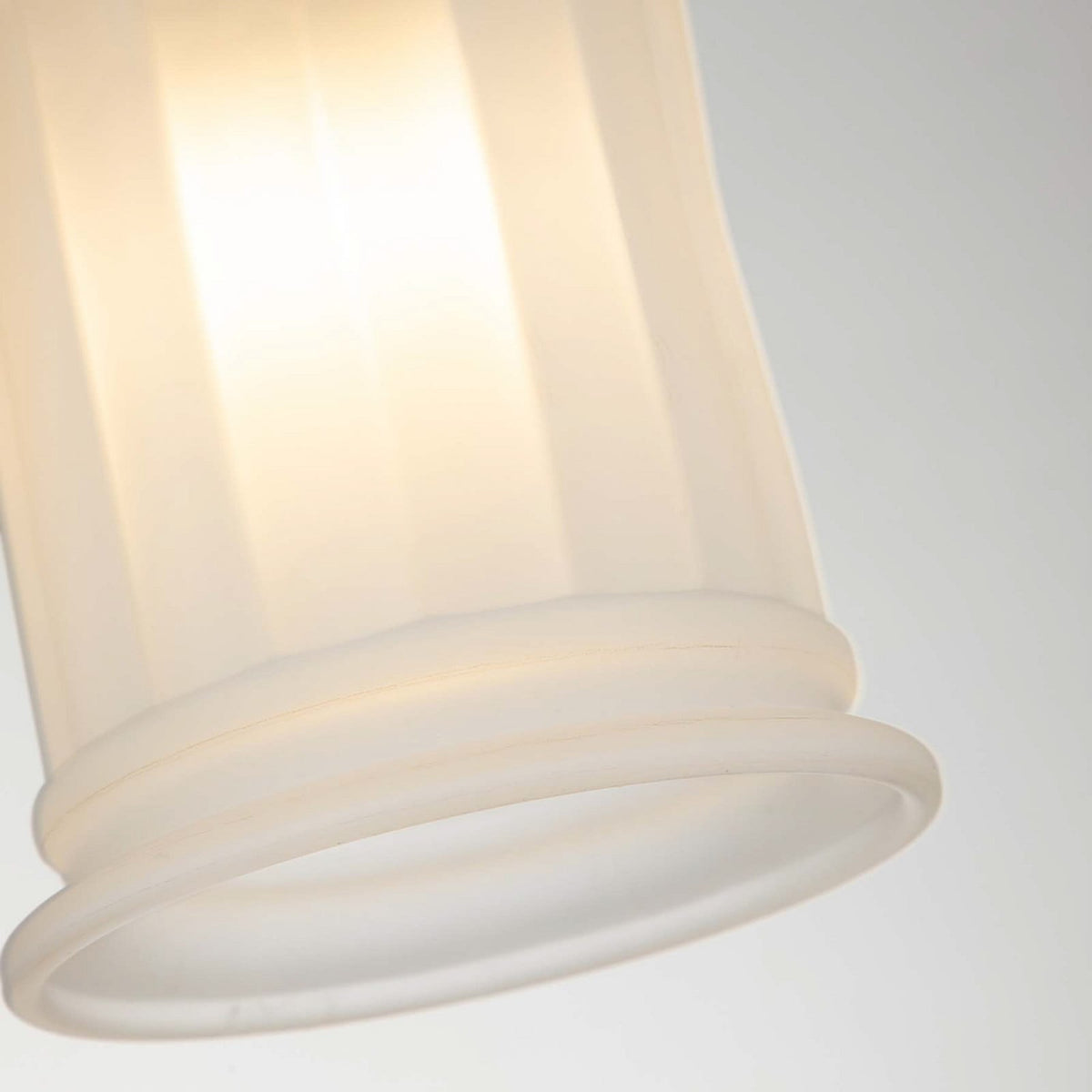 Applique murale Swell en verre, laiton brossé et blanc, hauteur 23,7 cm, IP44