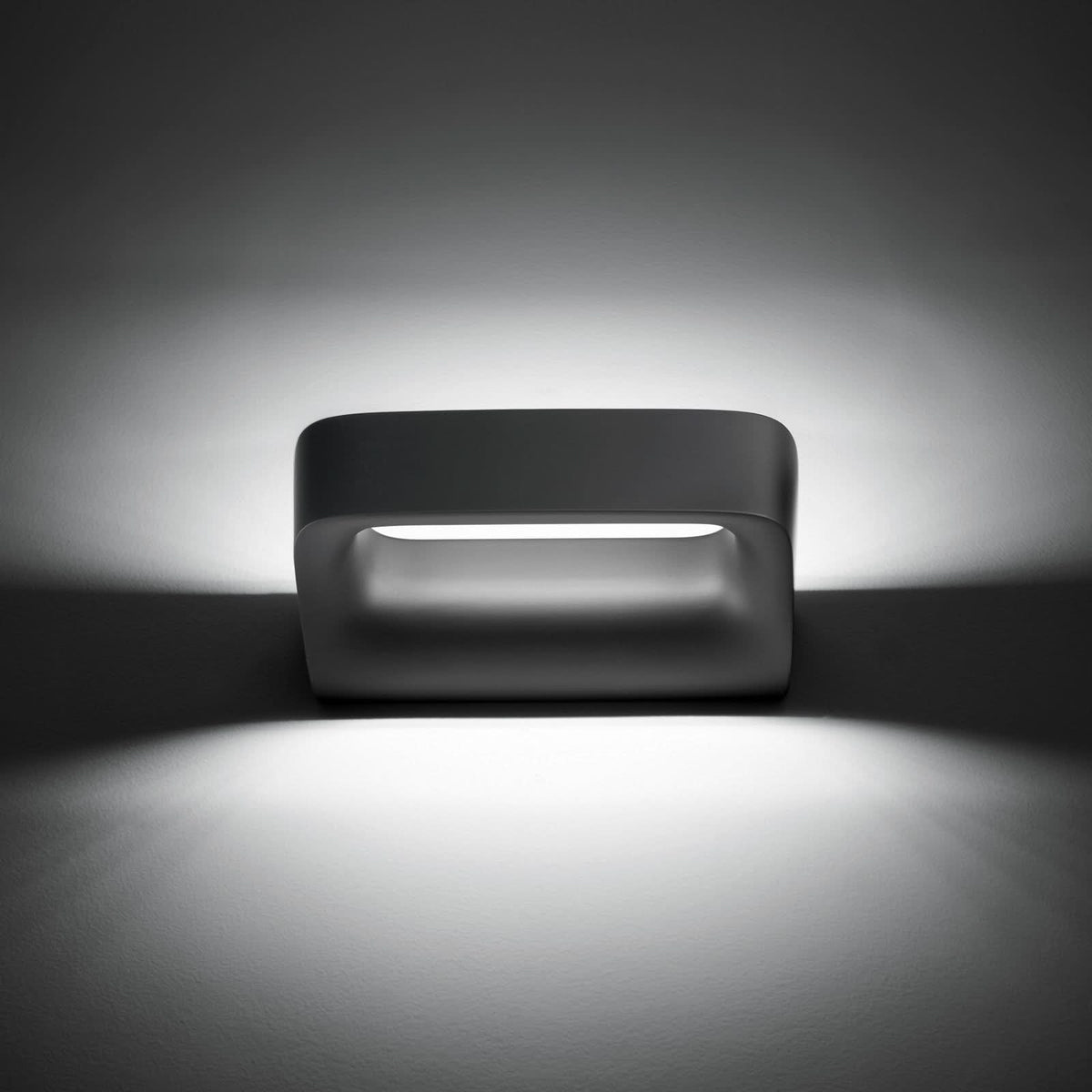 Applique murale LED Aki en aluminium, anthracite mat, hauteur 5,5 cm