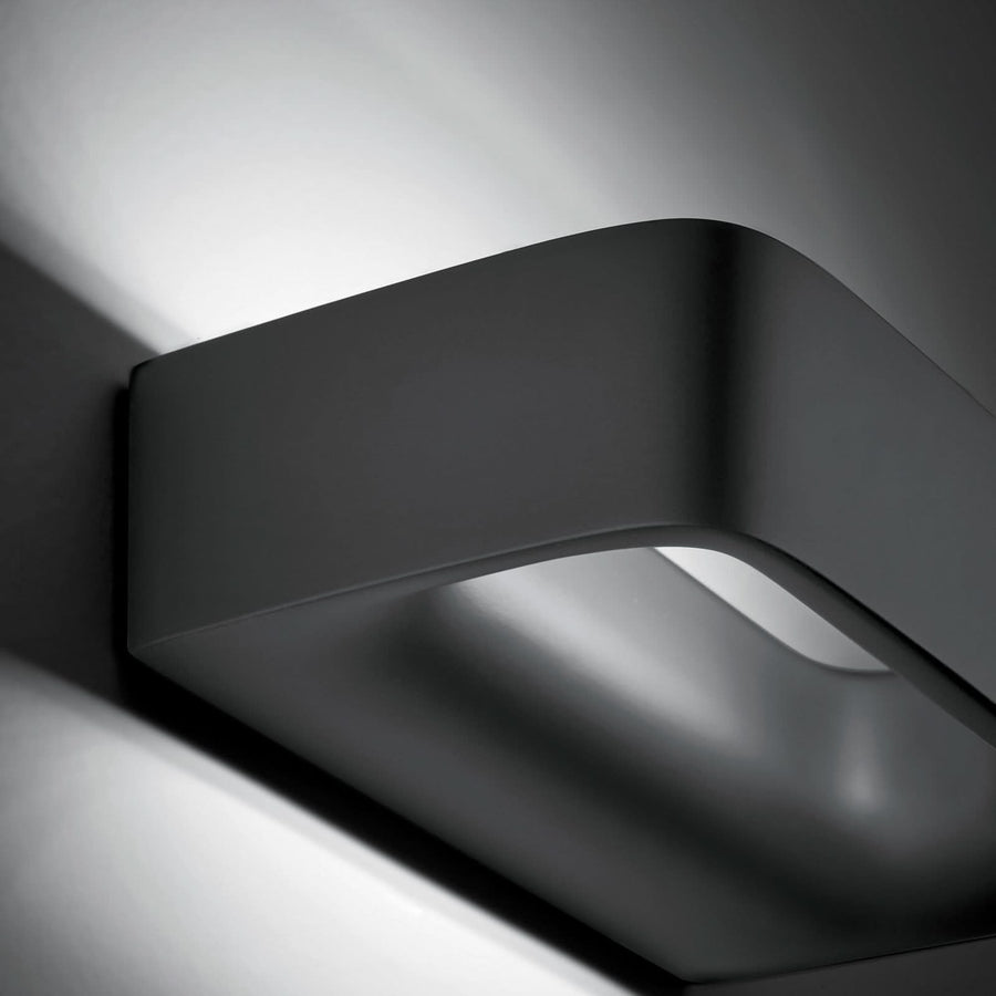 Applique murale LED Aki en aluminium, anthracite mat, hauteur 5,5 cm