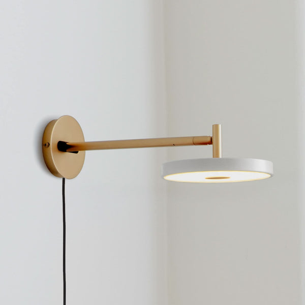 Applique murale LED Asteria Short en aluminium, gris clair et laiton, Ø 15 cm