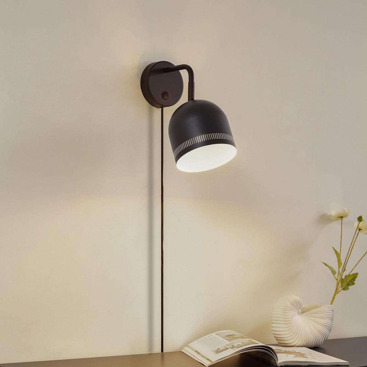 Applique murale Oura en métal, noir mat et blanc, hauteur 28 cm