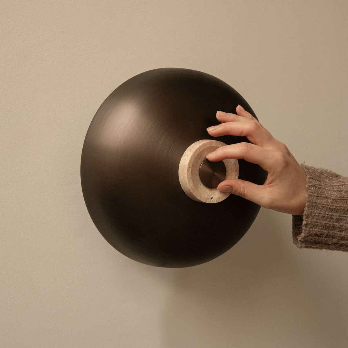 Applique murale LED Reverse en pierre, bronze et beige, Ø 24,3 cm