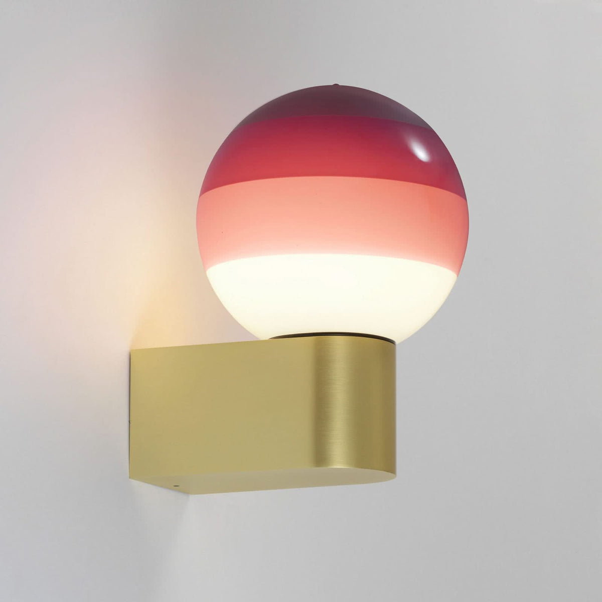 Applique murale LED Dipping Light A1 en verre, rouge foncé et laiton, Ø 12,5 cm