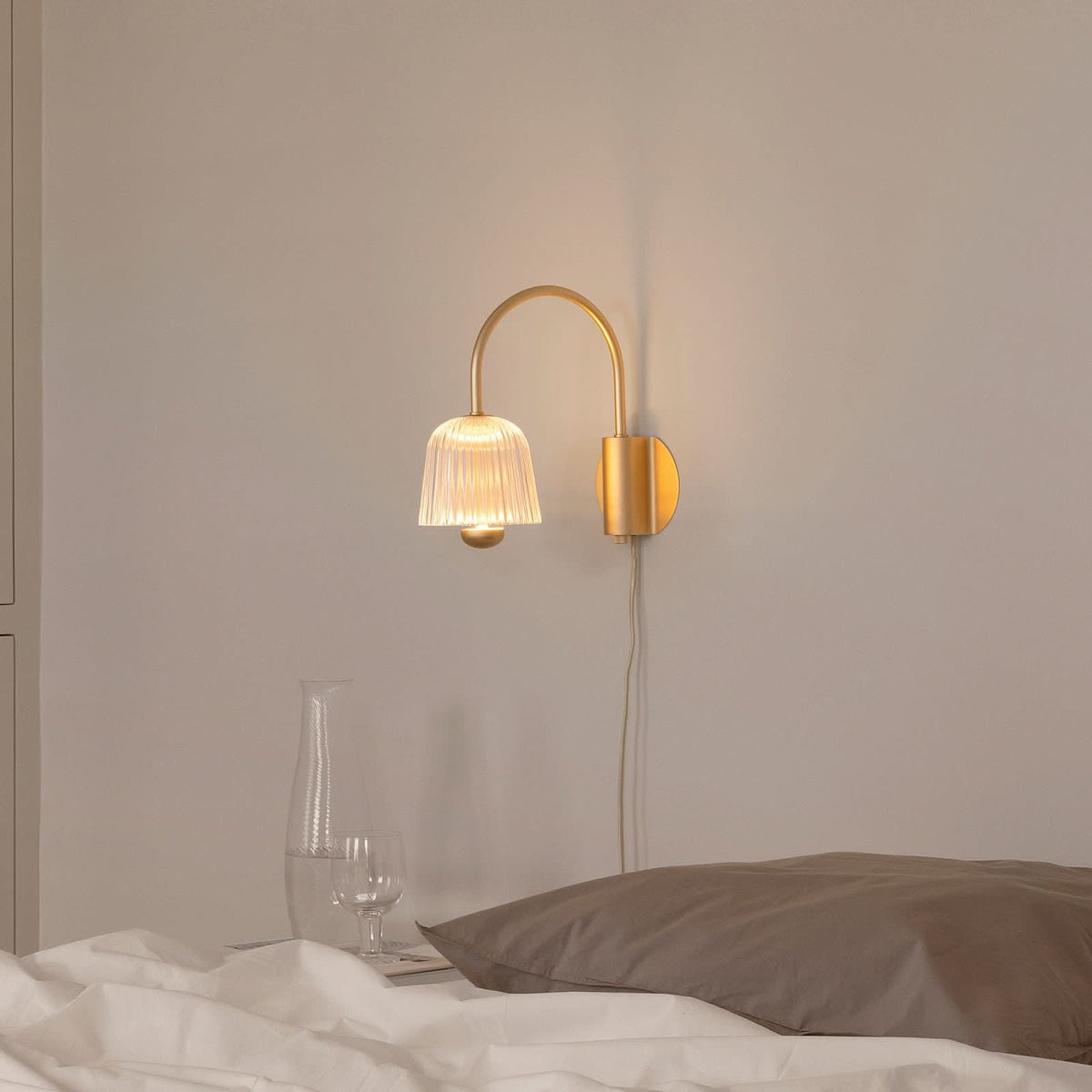 Applique murale LED Asteea en métal, laiton satiné et transparent, hauteur 27 cm