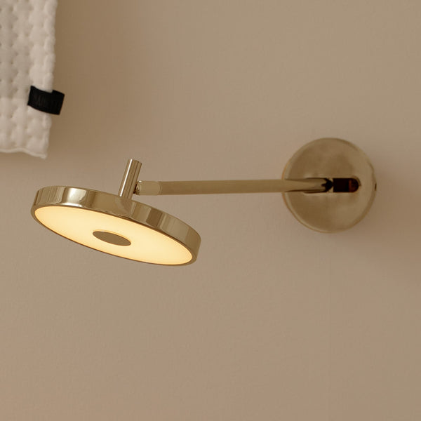 Applique murale LED Asteria Long HW en aluminium, laiton poli, Ø 15 cm