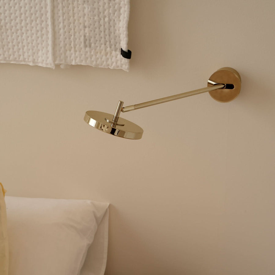 Applique murale LED Asteria Long HW en aluminium, laiton poli, Ø 15 cm