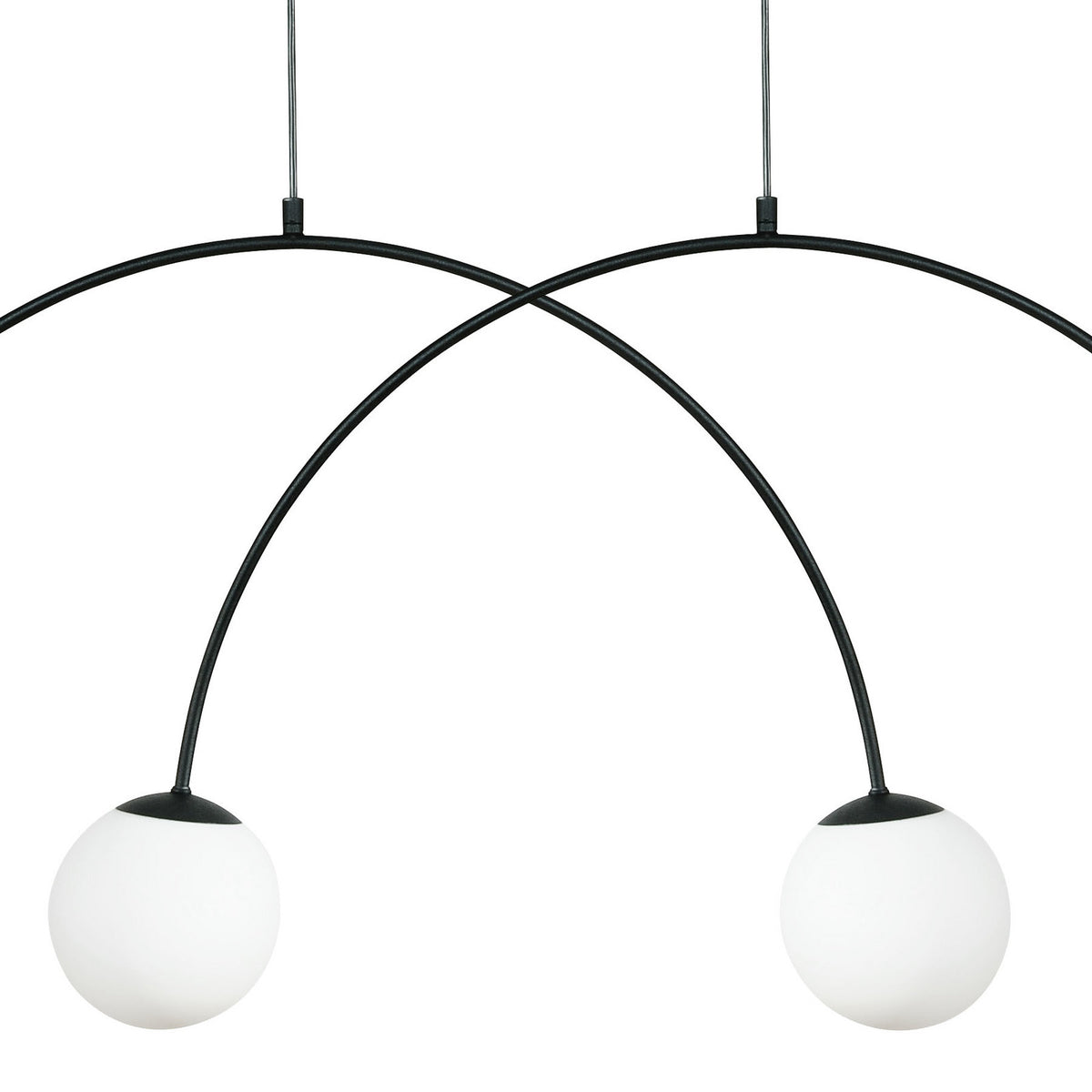 Détail rapproché des bras noirs croisés et de deux globes en verre satiné.
