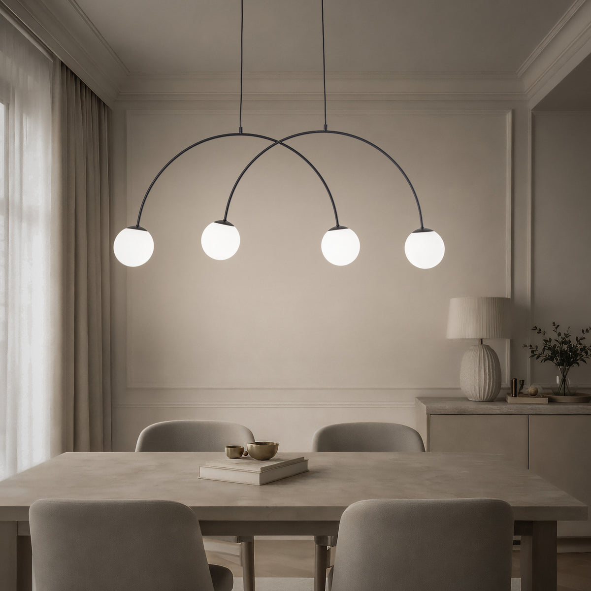 Vue d’ensemble de la suspension allumée dans une salle à manger beige avec table et chaises.
