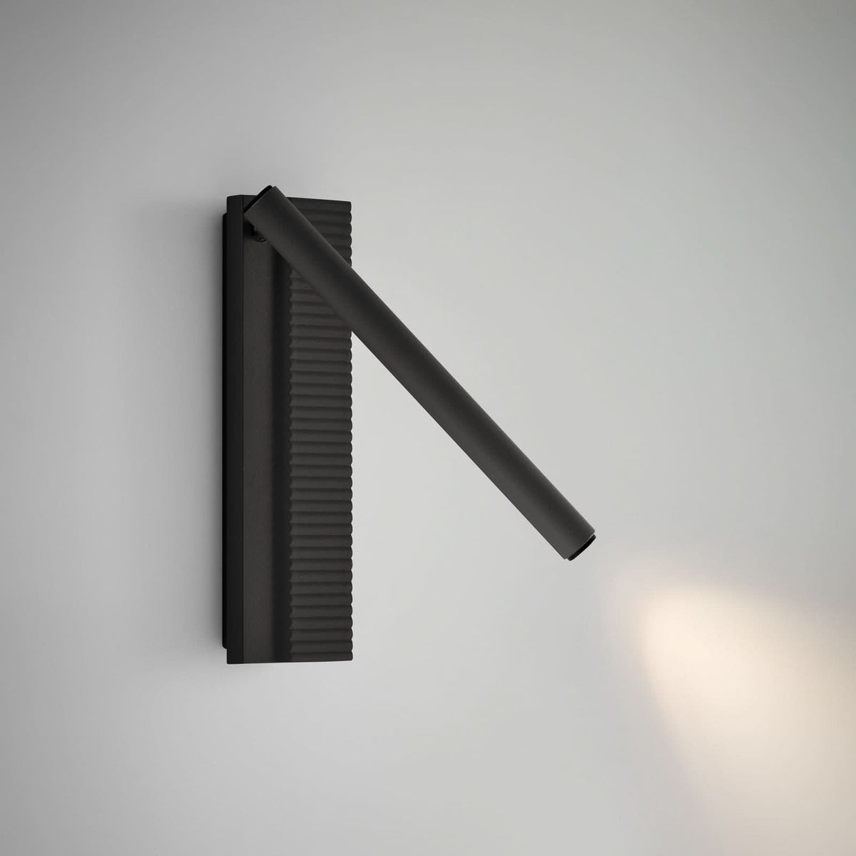 Applique murale noire installée sur un mur clair, éclairage diffus vers le bas.
