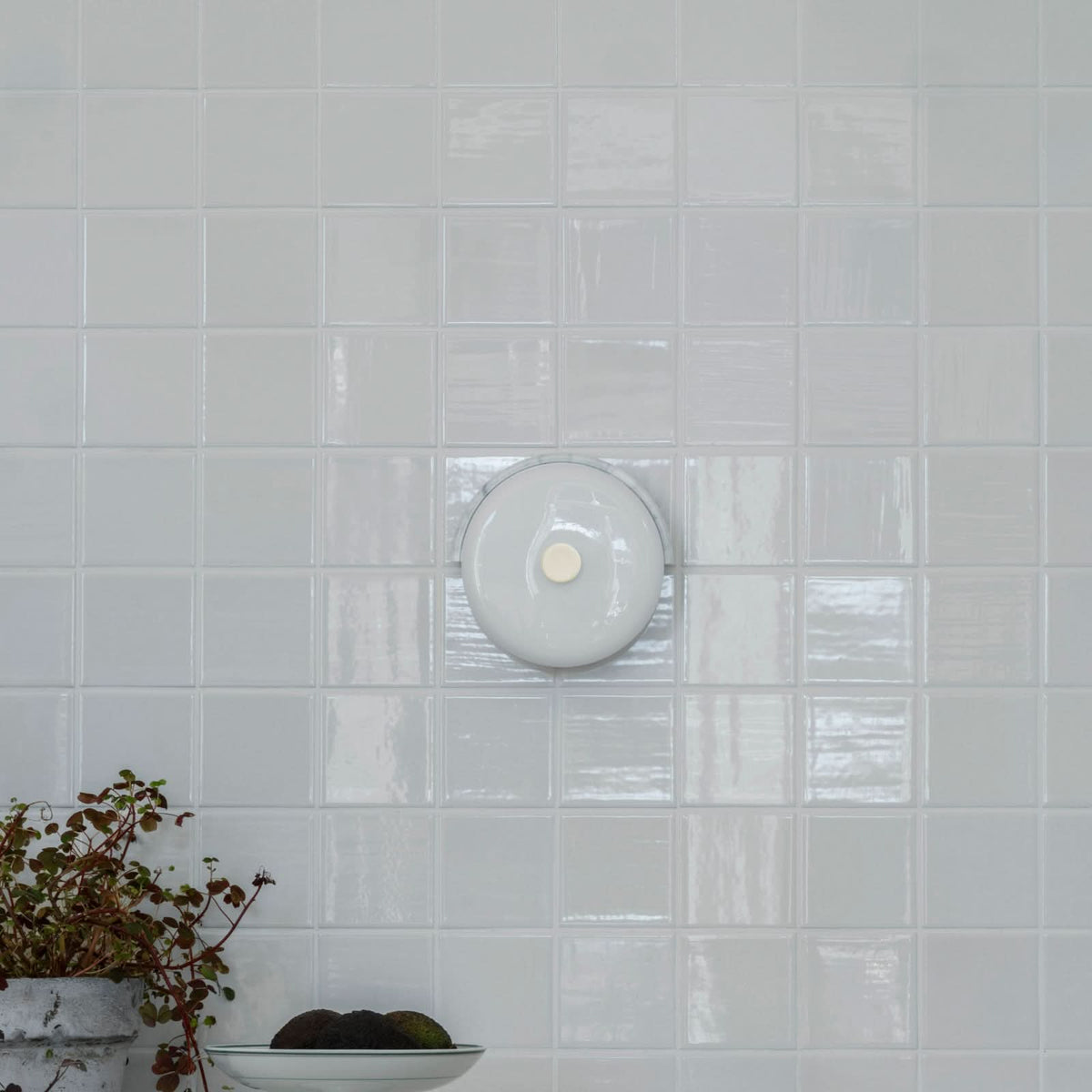 Applique murale LED Trip en verre, blanc marbré et blanc brillant, hauteur 19 cm
