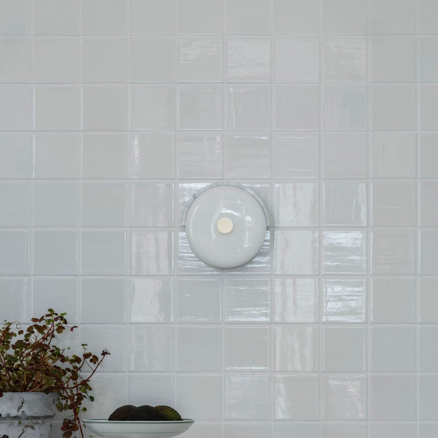 Applique murale LED Trip en verre, blanc marbré et blanc brillant, hauteur 19 cm