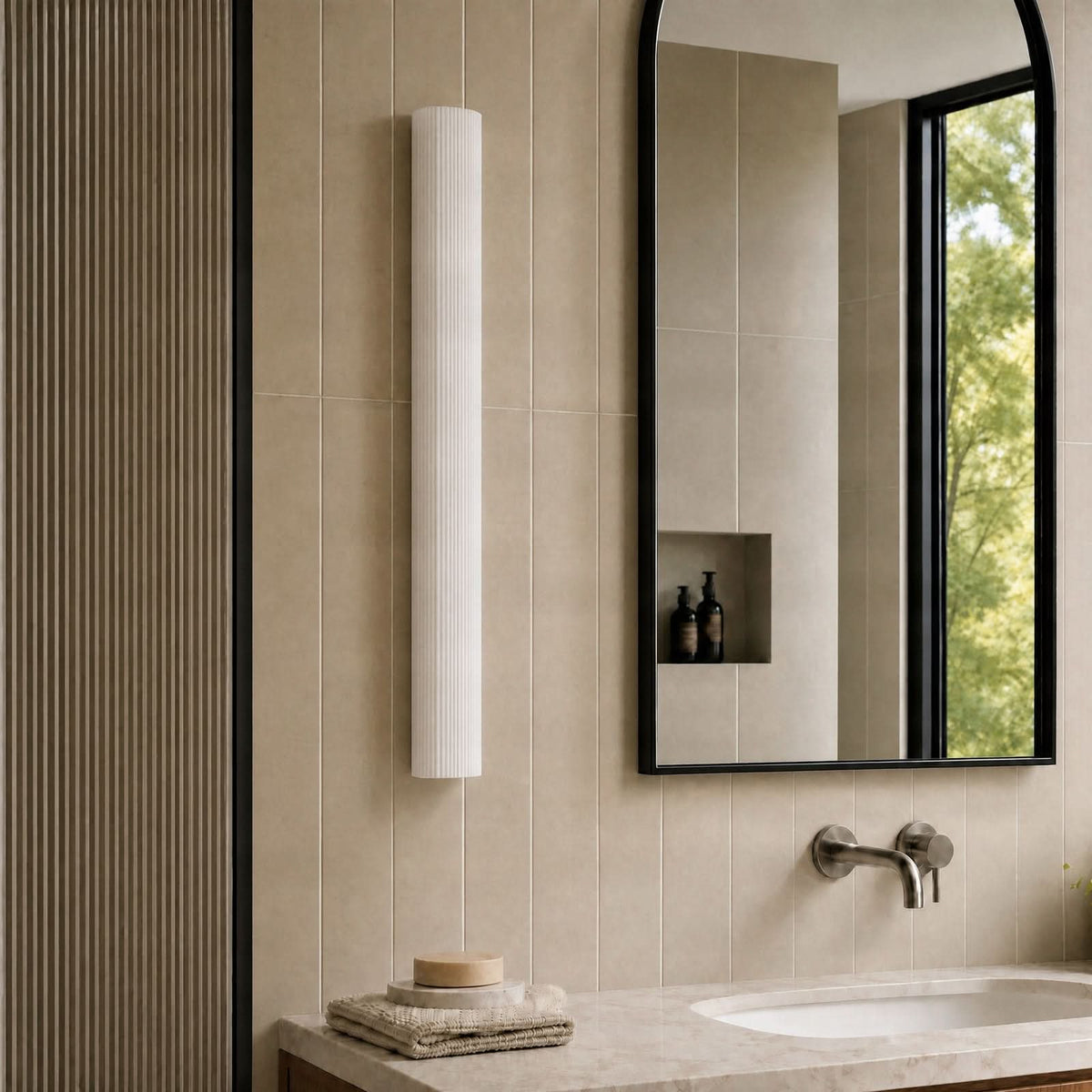 Applique murale LED Victoire en verre, blanc, hauteur 70 cm, IP44