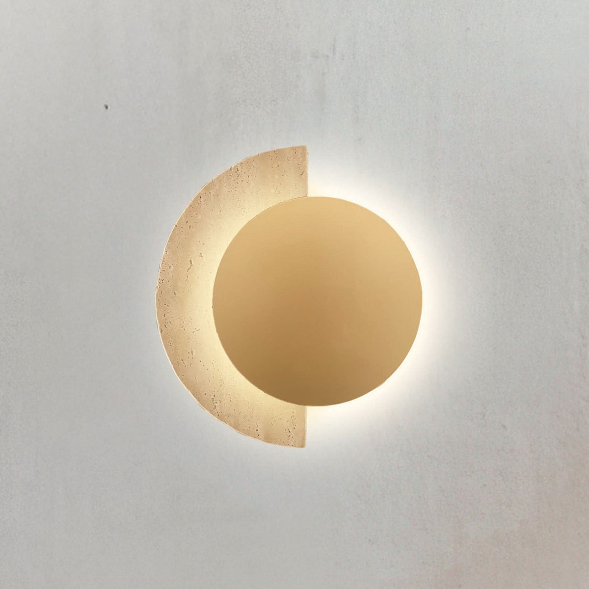 Applique murale LED Miranda en pierre, doré et beige, hauteur 25 cm