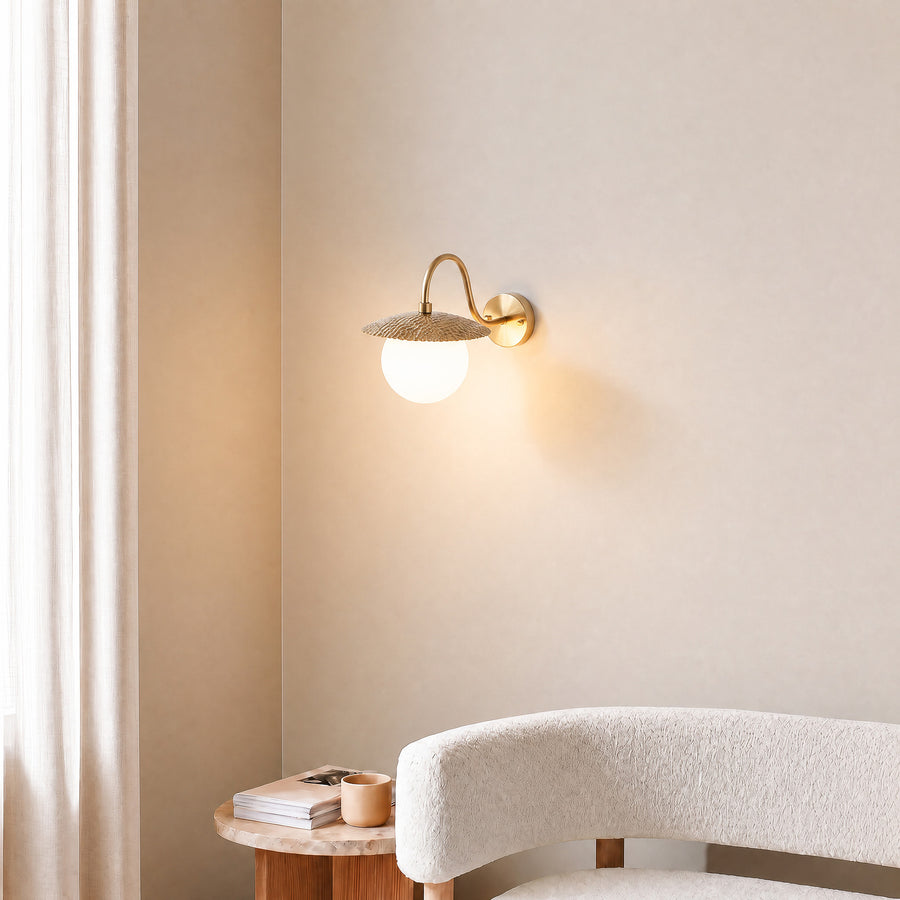 Applique allumée fixée au mur près d’un fauteuil et d’une table