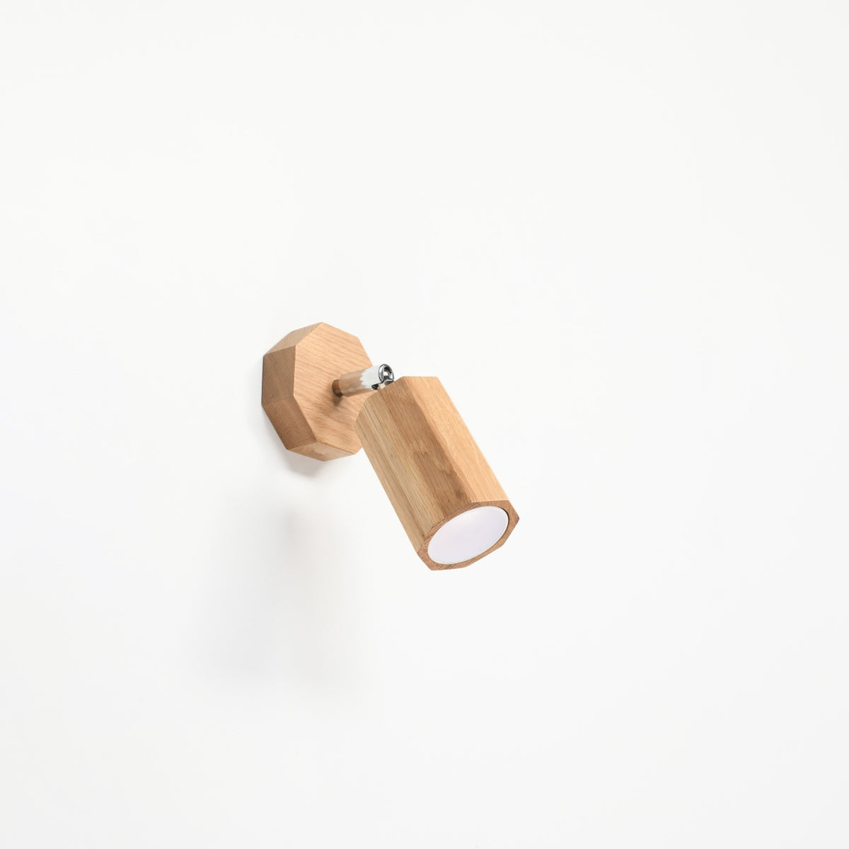 Vue de trois quarts du luminaire mural en bois, base octogonale et rotule chrome
