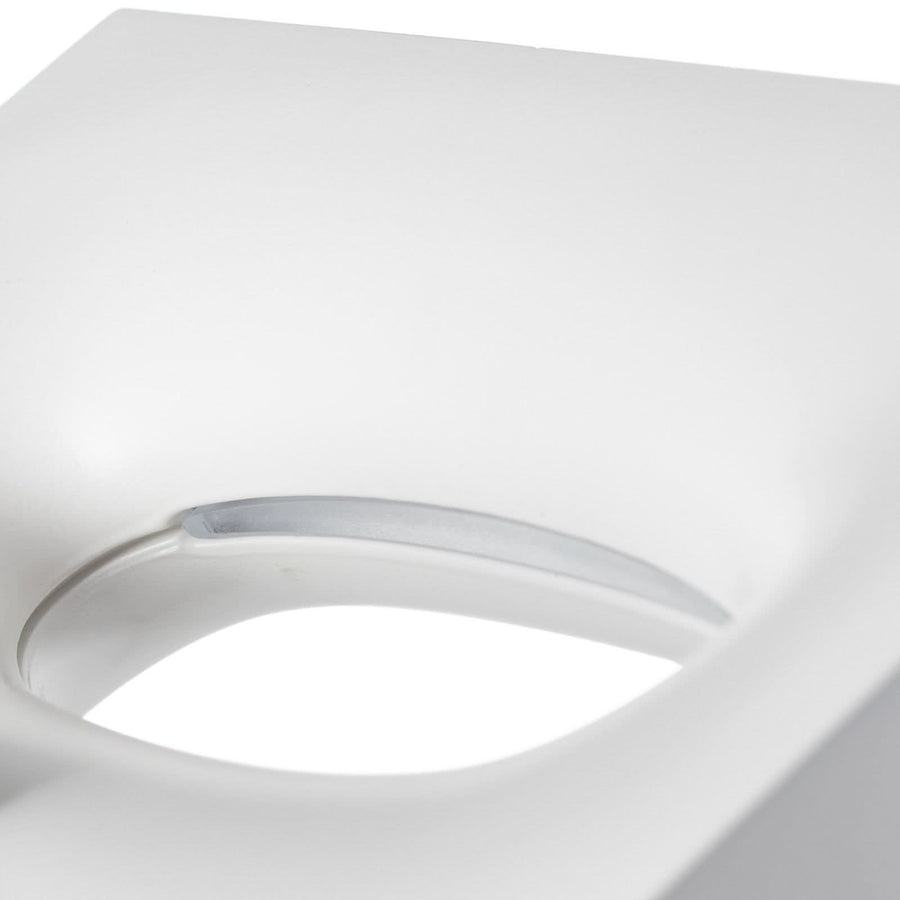 Gros plan sur l'ouverture ovale laissant apparaître la lumière LED.