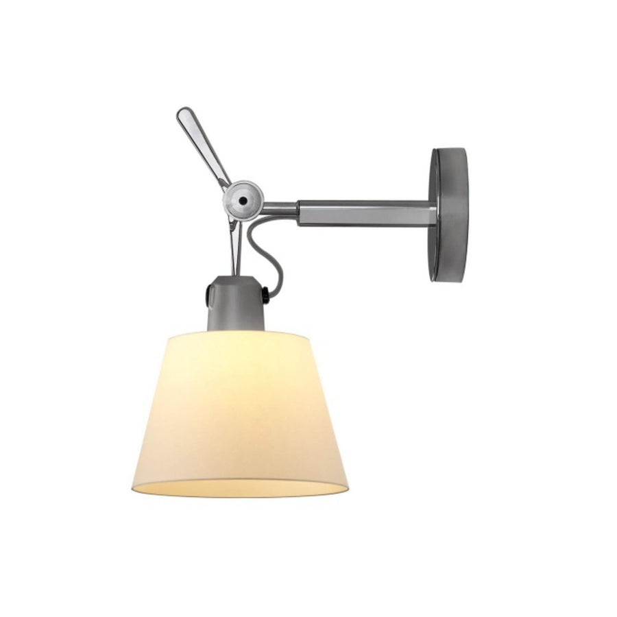 Produit isolé sur fond blanc, applique murale allumée avec diffuseur papier et bras métallique.