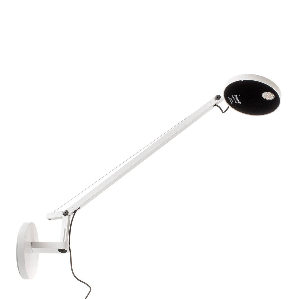 Produit de profil sur fond blanc, bras fin déployé et tête ronde orientable.