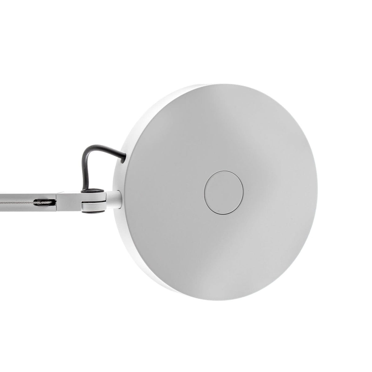 Tête circulaire blanche photographiée de face, avec petit bouton central et attache.