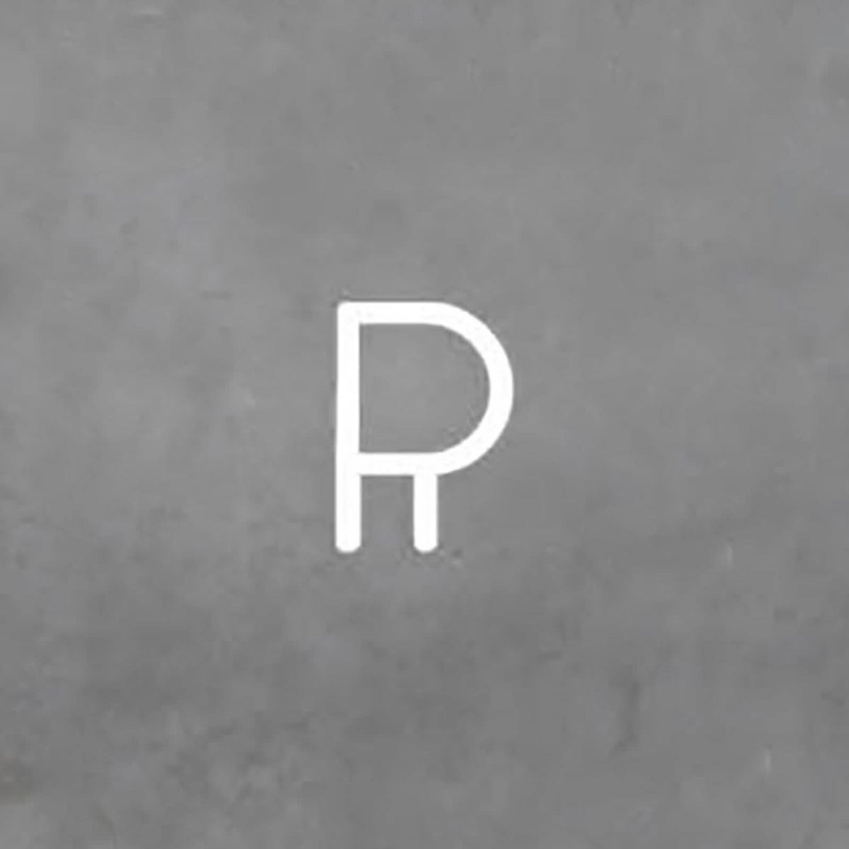 Lettre P lumineuse en aluminium blanc sur un mur gris.