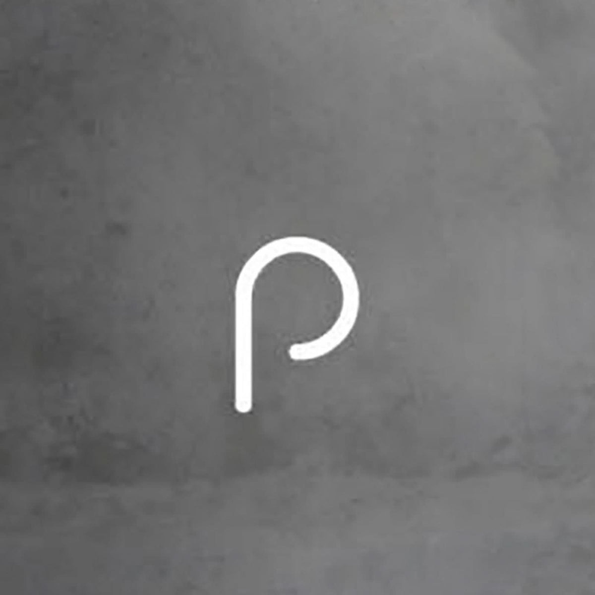 Gros plan sur une lettre lumineuse blanche en forme de p sur fond béton gris.