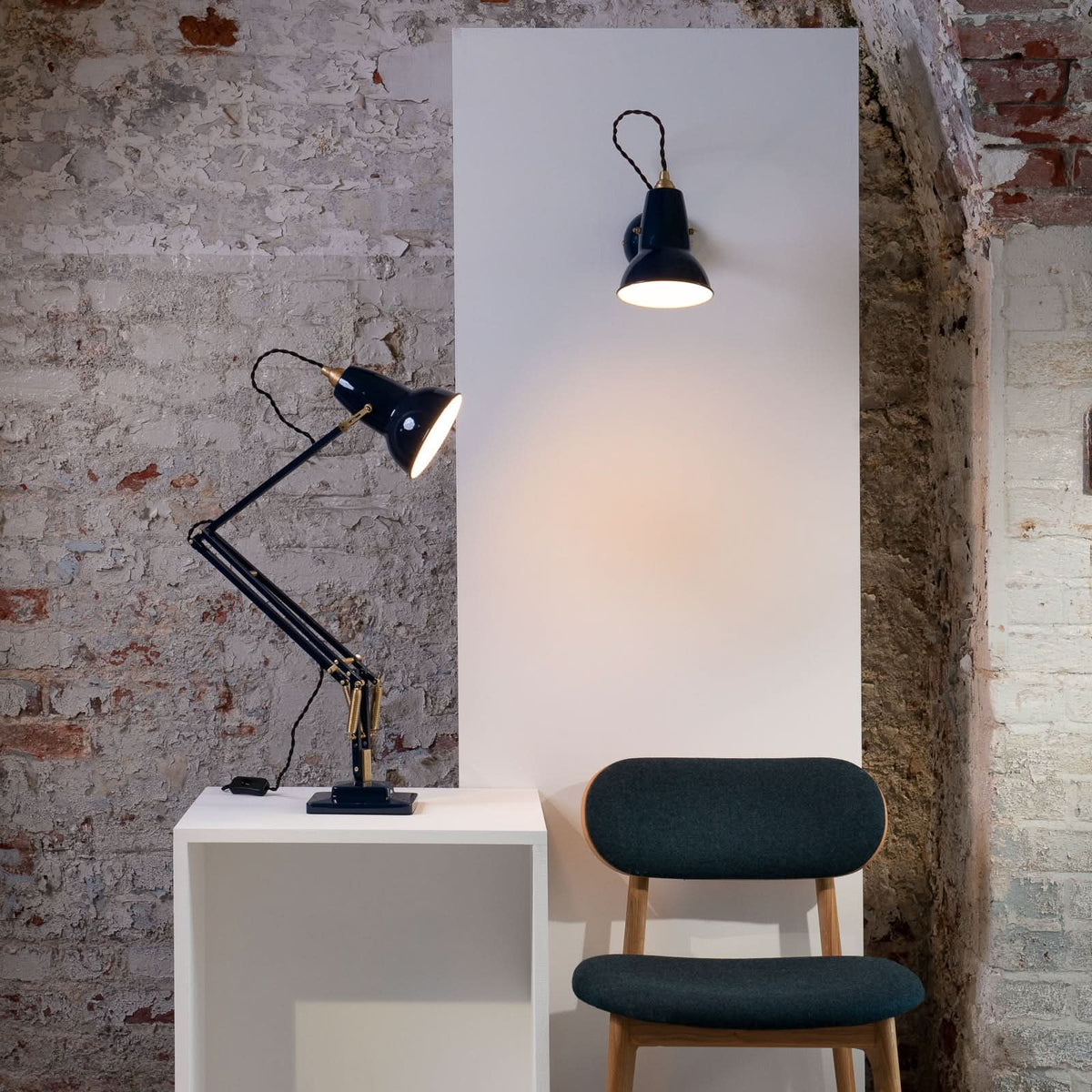 Mise en ambiance avec l'applique murale et une lampe de bureau dans un décor industriel.